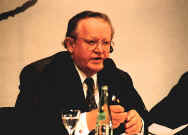 Finish President Ahtisaari speaking in the IHK Boersensaal in Cologne  (29165 Byte)